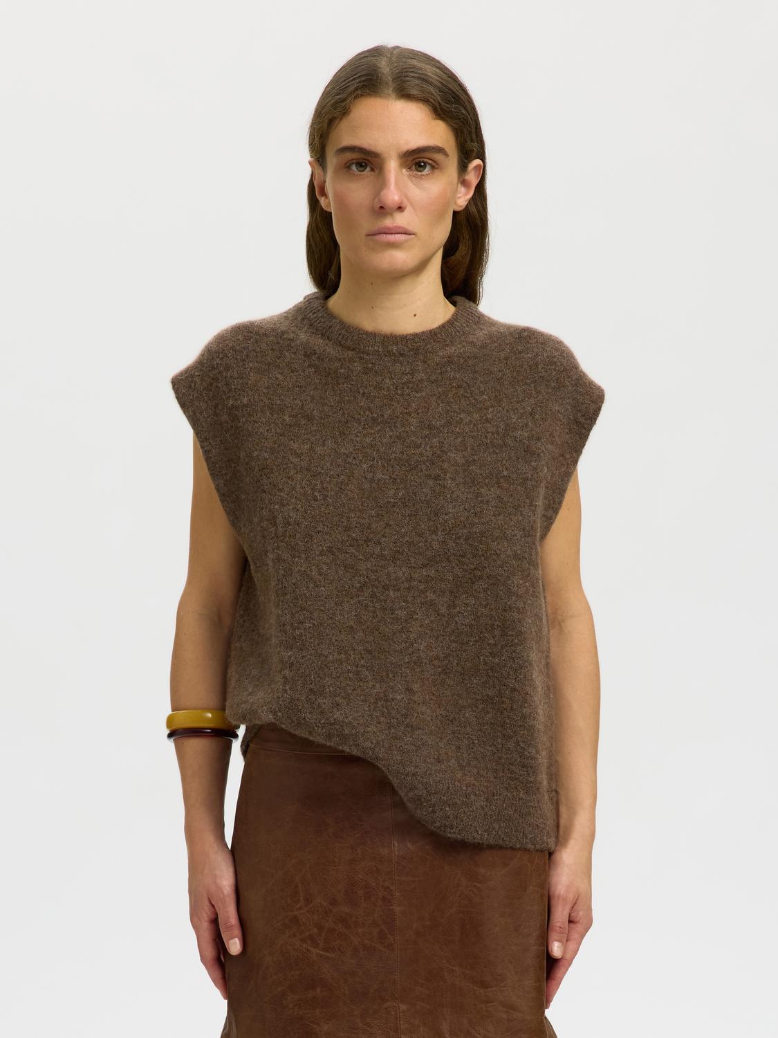 model_shot-front
